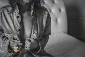 spijkerjas als accessoire bij boudoir reportage