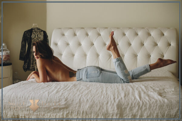 casual boudoir reportage in spijkerbroek