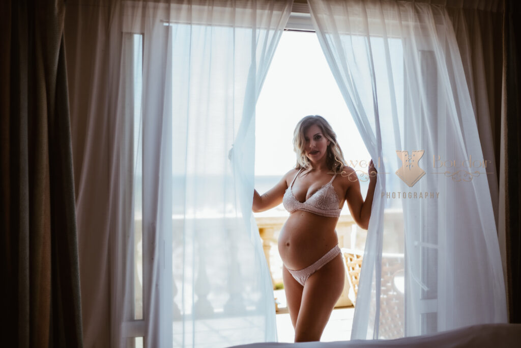 Maternity shoot in boudoir style