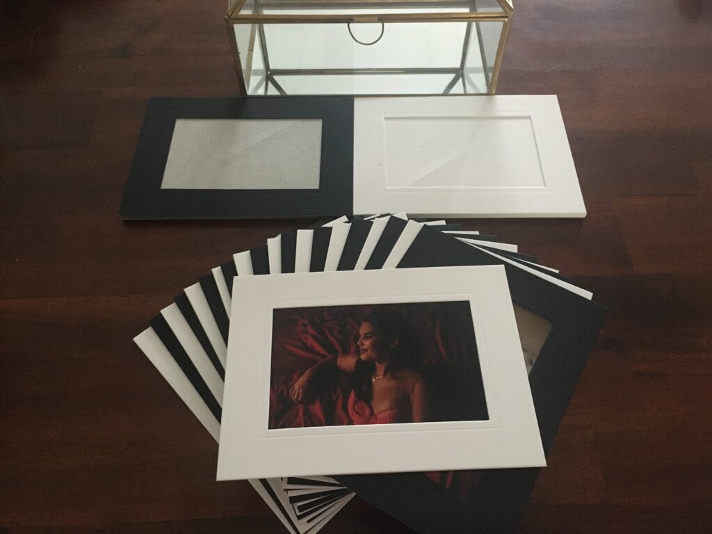 glazen bewaarbox met fotoafdrukken in passe partout