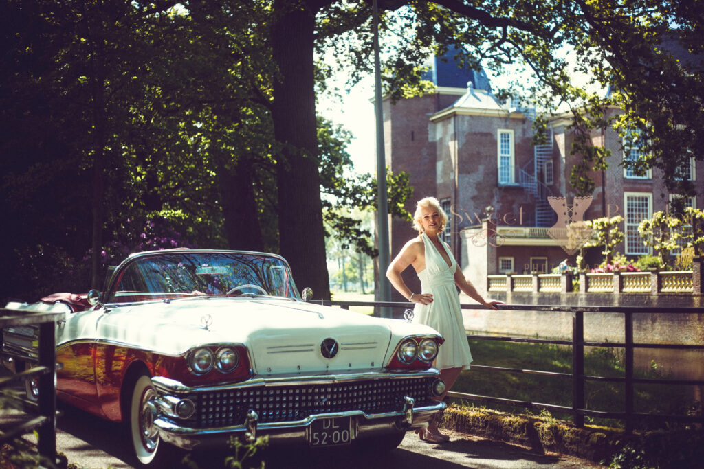Marilyn Monroe look a like tijdens vintage fotoshoot met retro auto bij kasteel fotostudio Oegstgeest