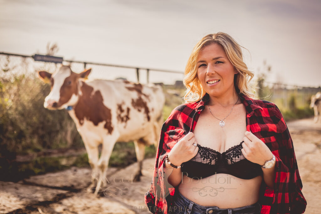 boerin op de foto met koe op achtergrond