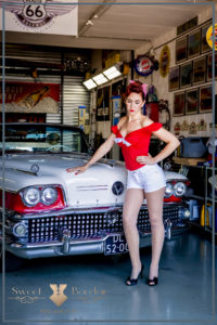 Pin up shoot met vintage auto