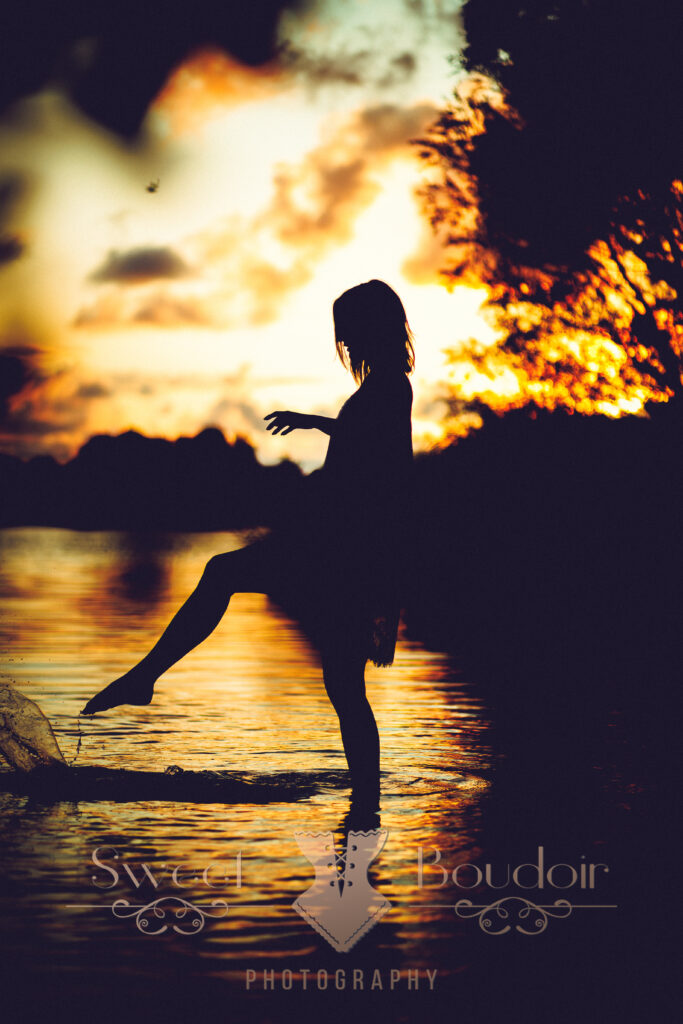 met de voeten in het water tijdens een fotoreportage gedurende het gouden uurtje voor de zonsondergang