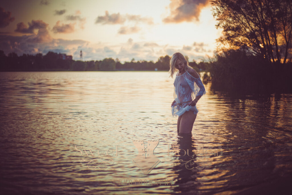 boho jurk dragen tijdens een goudenuur fotoshoot in het water